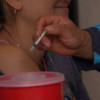 Foto que muestra una enfermera colocando una vacuna en un brazo