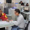 Ciudadano siendo atendido por un funcionario de la Secretaría de Hacienda