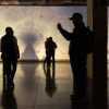 Foto que muestra personas en una galería 