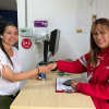 Imagen de Yoselín junto con una funcionaria 
