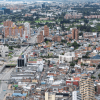 Ciclistas, corredores y peatones disfrutan la Ciclovía de Bogotá en corredor vial habilitado para la actividad física y la recreación al aire libre.