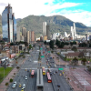 Foto donde se ven varios buses y carros en unam vía de Bogotá 