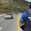 Foto de un Agente Civil de Tránsito realizando gestiones de movilidad en una vía de Cundinamarca.