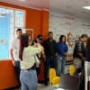 Imagen de jóvenes reunidos en un salón de clases