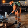 Foto que muestra una persona con una pala recogiendo residuos de las calles