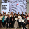 Imagen de varias personas con los diplomas 