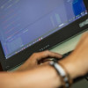 Foto de una persona trabajando en un computador en una empresa de Bogotá.