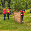 Imagen de operarios recogiendo residuos voluminosos alrededor del río Fucha