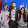 Imagen del alcalde Galán junto a estudiantes