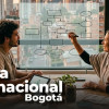 Foto de dos personas en una conversación en Bogotá.