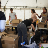 Imagen de personas empacando comida en cajas