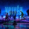 Imagen de dos personas en un puente de luces con fondo en letras de 'Vaivén'
