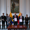 Imagen del alcalde galán con el memorando firmado