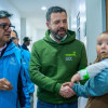 Foto del alcalde Carlos Fernando durante la visita a un centro de salud de Bogotá.