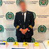Foto de la captura del falso piloto en el Aeropuerto El Dorado de Bogotá con droga.