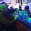 Policía revisando licor adulterado 