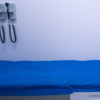 Foto de una camilla de un centro médico.