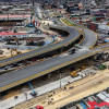 Foto aérea del nuevo puente y la vía paralela en el barrio Venecia, al sur de Bogotá.