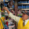 Foto de un vendedor informal en Bogotá en un quiosco.