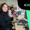 Foto de una mujer durante un curso virtual gratis en Bogotá.