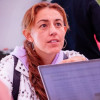Foto de una mujer en un proceso de formación con cursos gratis en Bogotá.
