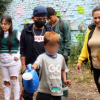 Imagen de un niño regando plantas en una huerta