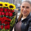 Foto de una mujer con un ramo de flores en Punto Comercial del IPES.