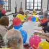 Imagen de personas mayores en una mesa