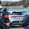 Foto de un Agente Civil de Tránsito efectuando controles de velocidad en vías de Cundinamarca.