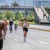 Foto de bogotanos y bogotanos practicando running, atletismo y deporte al aire libre.