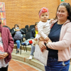 Imagen de dos mujeres junto a una bebé
