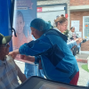 Foto de una enfermera colocando una vacuna en el hombro de una persona