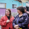 Imagen de ciudadanos hablando con la secretaria encargada de Integración Social