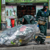 Imagen de Jorge cargando una bolsa de basura en una calle