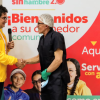Imagen del secretario de integración social con un chef