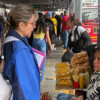 Foto de uno de los operativos de identificación de vendedores informales en Bogotá en estaciones y portales de TransMilenio.