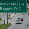 Foto que muestra vehículos circulando por las calles de Bogotá.