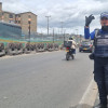 Foto de una Agente Civil de Tránsito efectuando controles de velocidad en la autopista Sur en Soacha.