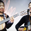 Imagen de Briela Ojeda e Isabel Ramírez “La Muchacha” tocando guitarras en concierto.