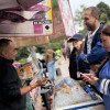 Foto de un vendedor informal junto a gestores sociales del IPES en una calle de Bogotá.