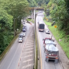 Imagen de una vía de Cundinamarca en la que se ven tractocamiones y vehículos