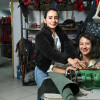 Foto de dos empresarias de la moda en su negocio en Bogotá.