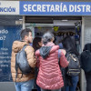 Foto de bogotanos y bogotanas accediendo a la sede de la Agencia Distrital de Empleo en Bogotá.