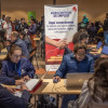 Foto de bogotanos y bogotanas en una Feria de Empleo en Bogotá.