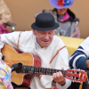 Imagen de una persona mayor tocando guitarra