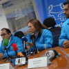 Foto que muestra tres personas con chaqueta del Acueducto de Bogotá 