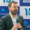 Imagen del alcalde Galán hablando sobre Capital Salud