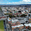 Foto panorámica de Bogotá que muestra árboles, edificios y vias 