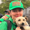 Una mujer con un perrito