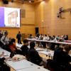 Personas reunidas en un salón